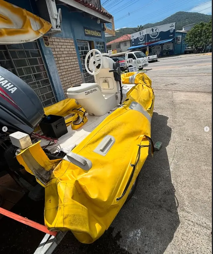 Embarcação antes da reforma completa de casco e flutuadores